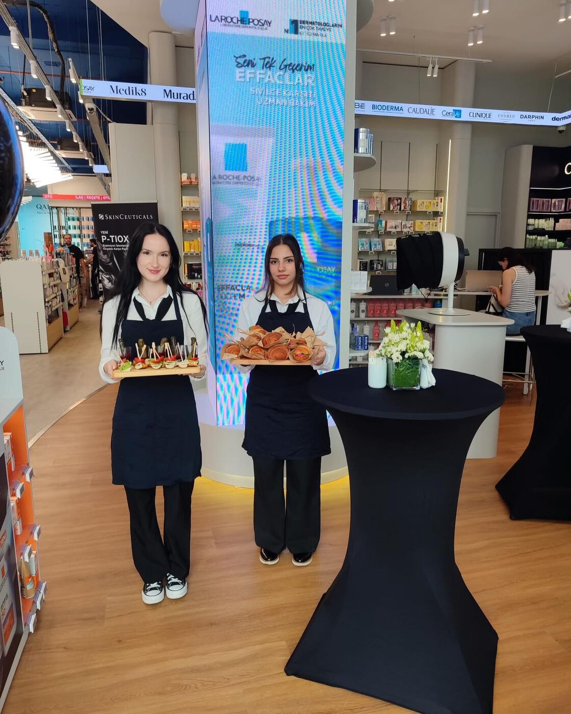 Platin Eczanesi açılışında tabak servisi yapan ekip