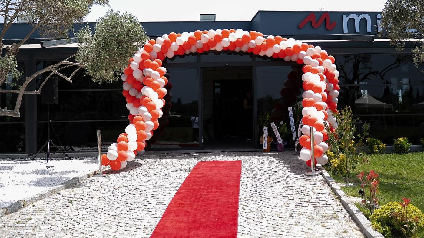Mirze Urla açılışında balon kemerli karşılama