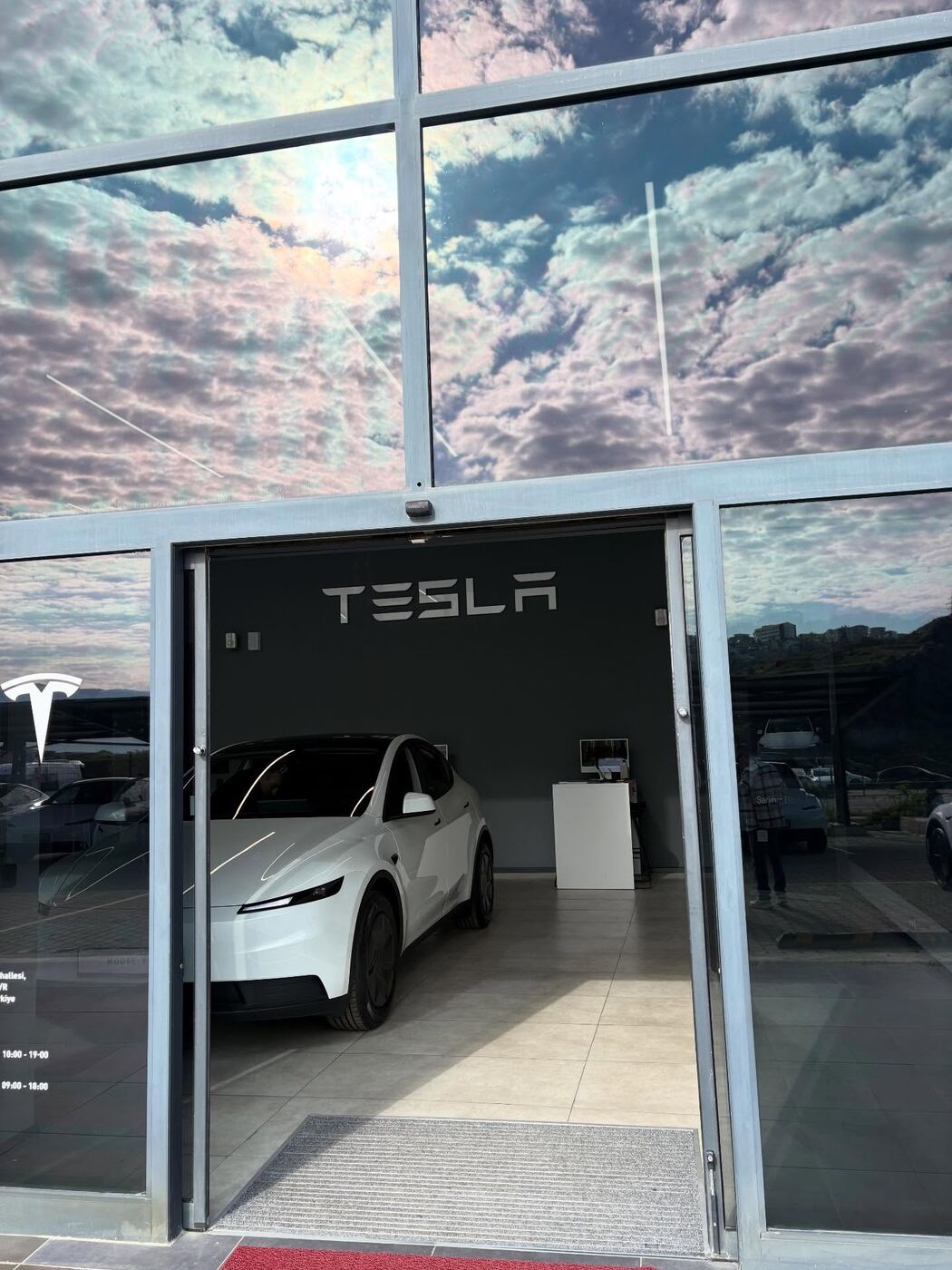 Tesla Araç Tanıtım Lansmanı — Yeni üretilen araç lansmanı · Catering hizmeti