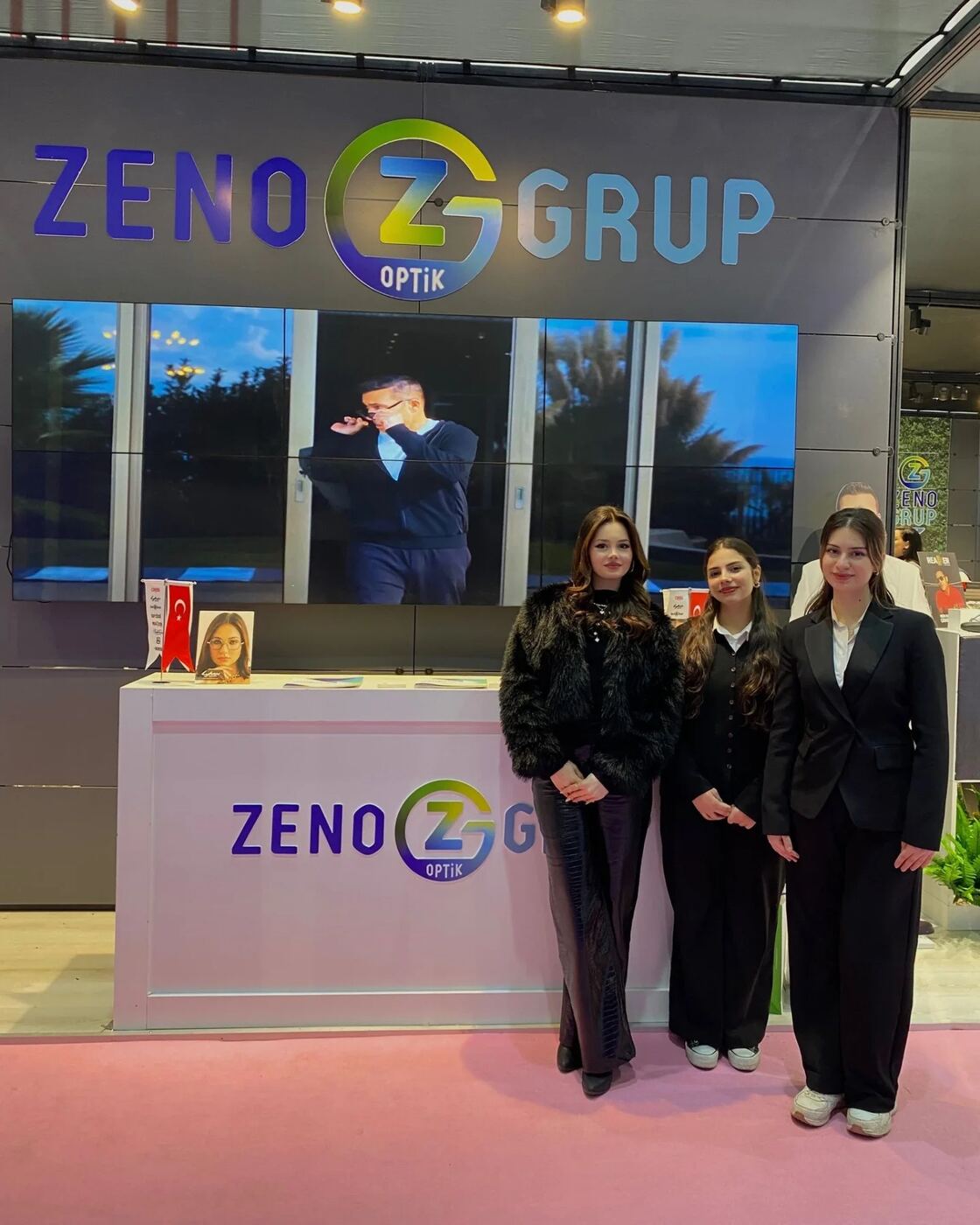 Optic World İzmir Fuarı stand hostesleri