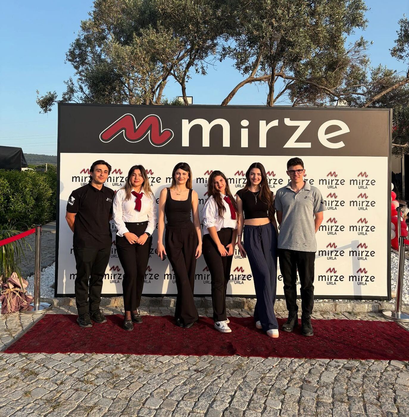 Mirze Restoran açılışında karşılama ekibi