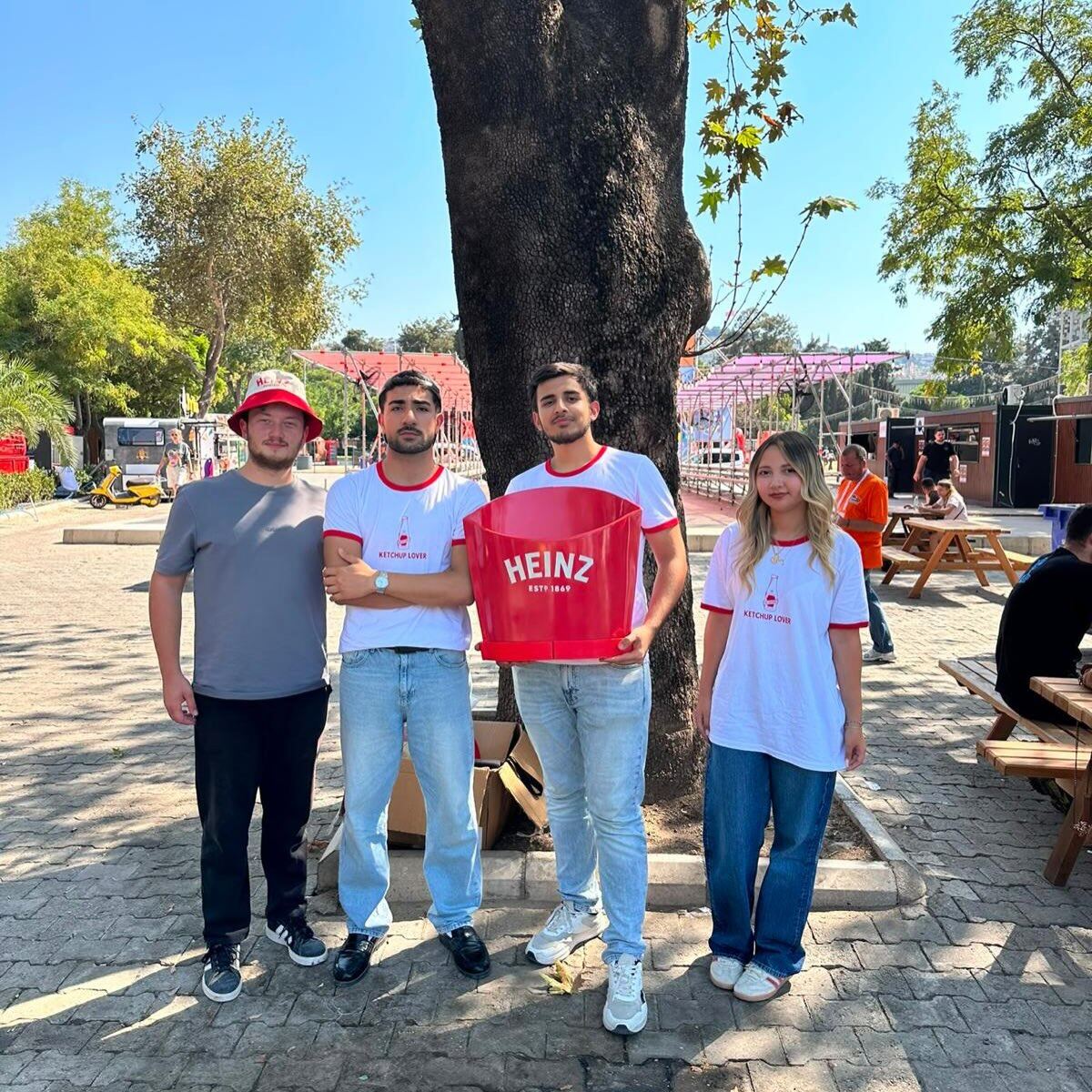 Heinz Standı, İzmir Enternasyonal Fuarı — 2026 · Fuar personeli